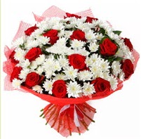 11 adet kırmızı gül ve beyaz kır çiçeği  Batman internetten çiçek satışı 